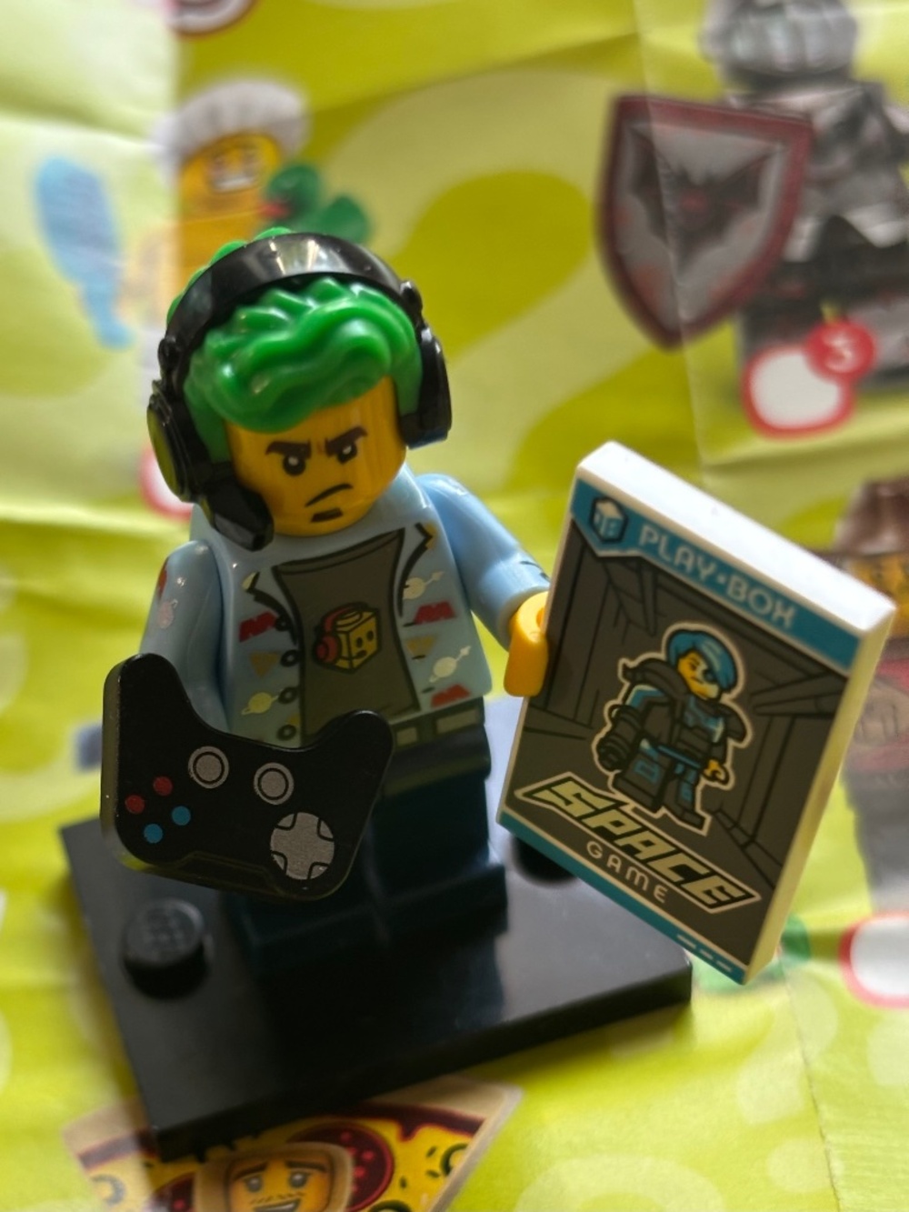 LEGO SERIES 19 "Video Game Champ" col19-1 with stand, pamphlet & accessories.